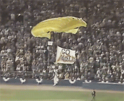 When a Fan Parachuted Into the 1986 World Series at Shea Stadium - Baseball  Egg