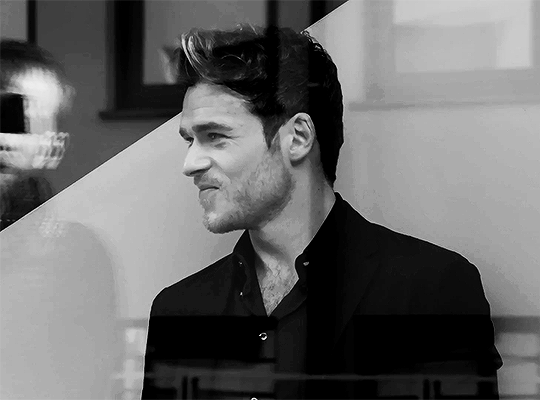 Richard Madden Existing Is A Thirst Trap Richard Madden Julian Hargreaves Grazia Italia