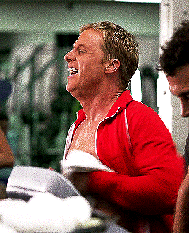 huge fan of bread : Alan Tudyk as Noah in Suburgatory 1x03