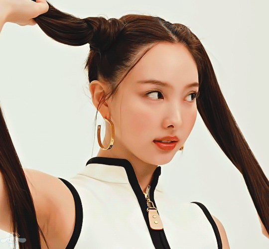 NAYEON STYLE #나연 on X: Nayeon 210326 • Pictorial Cuts for @wkorea – # louisvuitton Ps : the things i haven't included on my first posts :)  @JYPETWICE @JYPETWICE_JAPAN #TWICE #트와이스 #임나연 #나연 