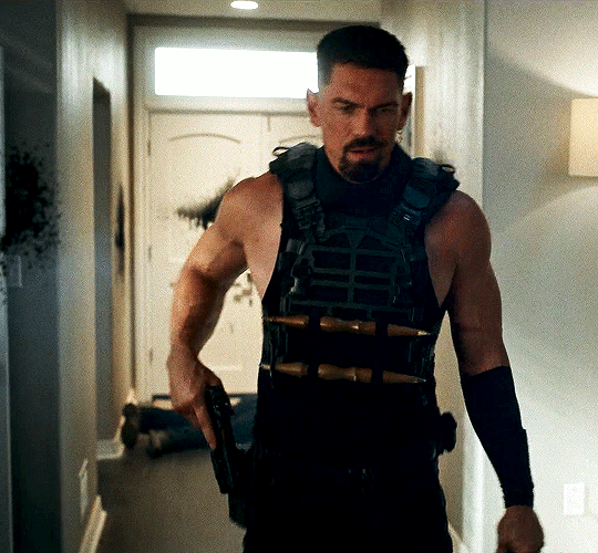 🎬 filmgifs 🎞 / STEVE HOWEY as Mike Nazarian in DAY SHIFT (2022)...