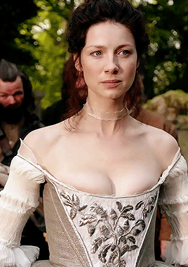 Claire Beauchamp Fan ceremonial Outlander Fashion Season 1