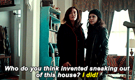 Sarah Manning In Clutch Of Greed Orphanblackzone Orphan Black Zone