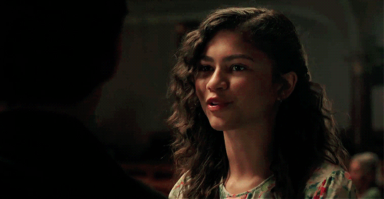 And think she so pretty. Зендая гифки. Zendaya Spider man. Том и зендая gif. Том Холланд и зендая.