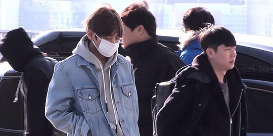 BTS' V captivates fans with cute wave at airport