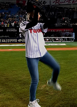 191010 TWICE's Dahyun throwing first pitch for the LG Twins