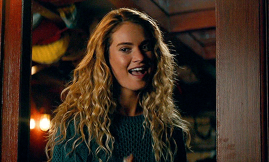 LILY JAMES in MAMMA MIA! HERE WE GO AGAIN, 2018, directed by OL PARKER.  Copyright Legendary Entertainment/Universal. - Album alb5461423