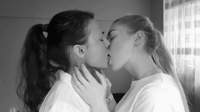 Lesbian Kiss Pic