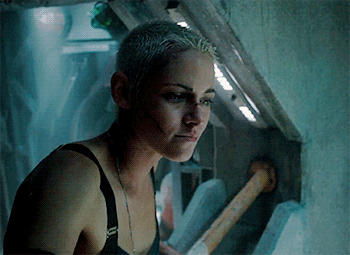 VPL B Bra of Norah (Kristen Stewart) in Underwater