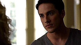 Em The Vampire Diaries, Tyler (Michael Trevino) deve que matar Liv  (Penelope Mitchell) - Purebreak