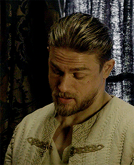 ¡Bravo! 43+  Hechos ocultos sobre   Charlie Hunnam King Aurthur Hairstyle: The hair idea substantively is simple but the result is very .