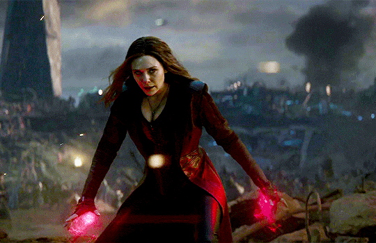 Страж 2 алая ведьма. Ванда Максимофф ЭНДГЕЙМ. Wanda Maximoff Endgame. Ванда Максимофф финал gif. Алая ведьма и Танос.